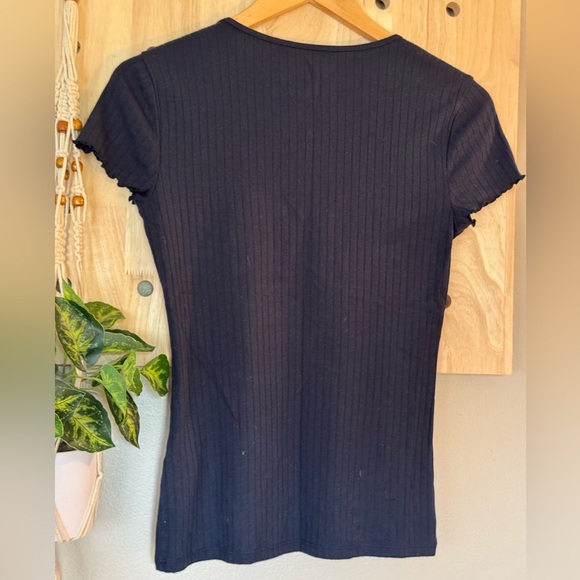 Y2K Abercrombie Kids Black Short Sleeve Tee. Size 15/16 (Women’s XS or Small) - Picture 4 of 4